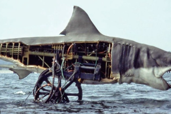 El tiburón mecánico de “Tiburón” se dañaba tanto que Spielberg tuvo que esconderlo, y por accidente creó una obra maestra